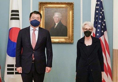 Seoul's First Vice Foreign Minister Choi Jong-kun (L) and his U.S. counterpart, Wendy Sherman, pose for a photo after their meeting in Washington, in this photo provided by the foreign ministry on Nov. 18, 2021. (PHOTO NOT FOR SALE) (Yonhap) 