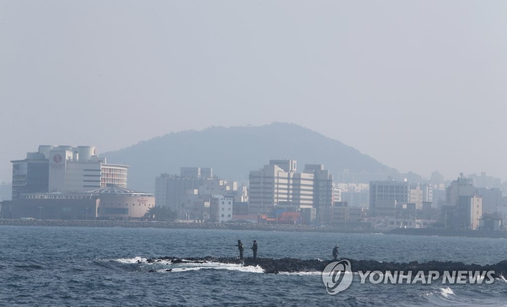 The southern island of Jeju is shrouded in fine dust on Nov. 20, 2021. (Yonhap)