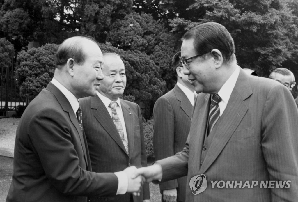 사진은 1980년 8월 18일 최규하 전 대통령(오른쪽)이 청와대를 떠나기 전 전두환 당시 국보위 위원장과 인사하는 모습. 2021.11.23 [연합뉴스 자료사진] photo@yna.co.kr