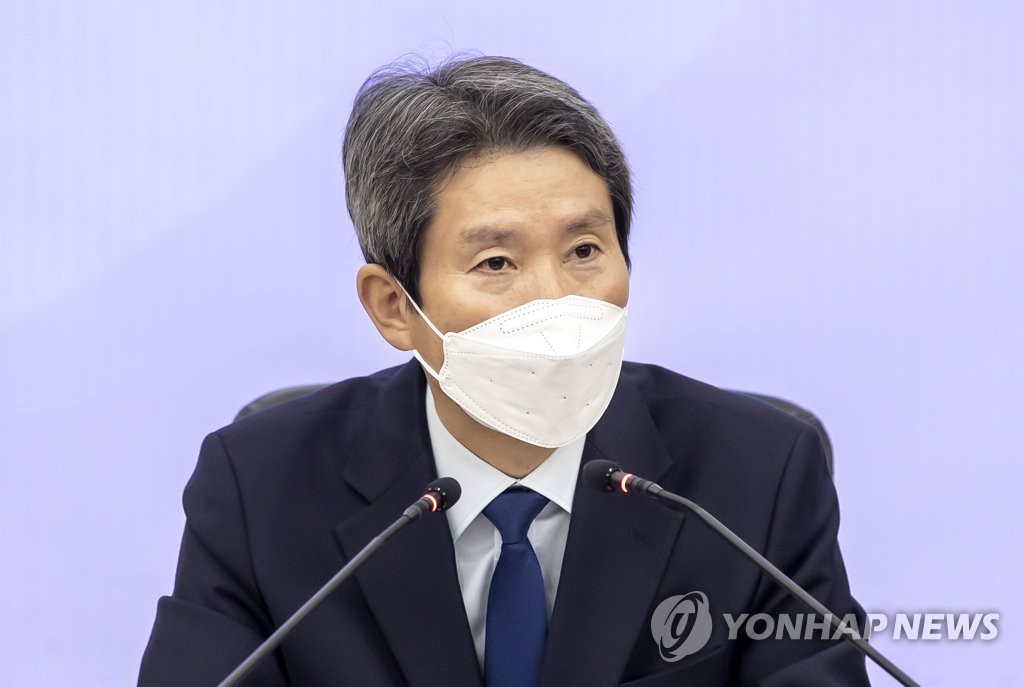 El ministro de Unificación, Lee In-young, habla durante una conferencia de prensa en el centro de Seúl, en esta foto de archivo tomada el 24 de noviembre de 2021.