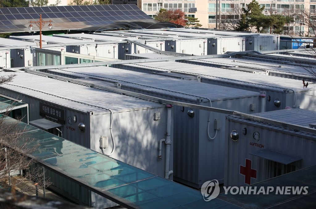 重症者の急増に備え、ソウルの病院の駐車場に設置された移動式陰圧室＝（聯合ニュース）