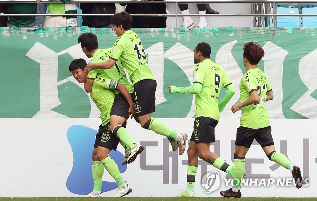 Hong Jeong-ho of Jeonbuk Hyundai Motors (L) is mobbed by teammates after scoring a goal against Daegu FC during a K League 1 match at DGB Daegu Bank Park in Daegu, some 300 kilometers southeast of Seoul, on Nov. 28, 2021. (Yonhap)