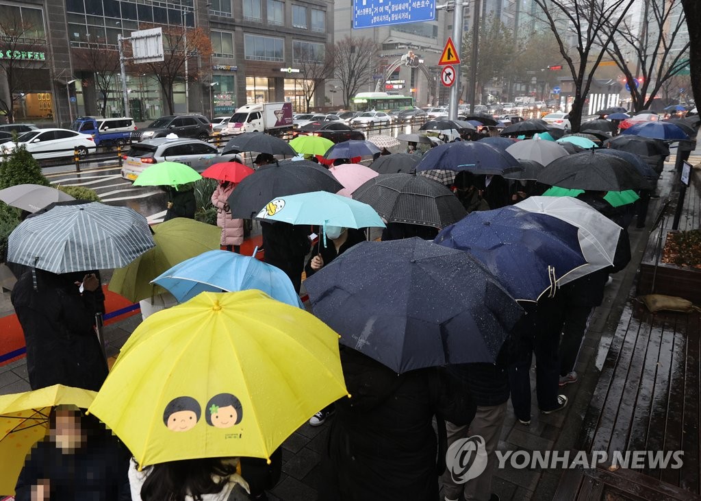 선별진료소 앞 우산행렬