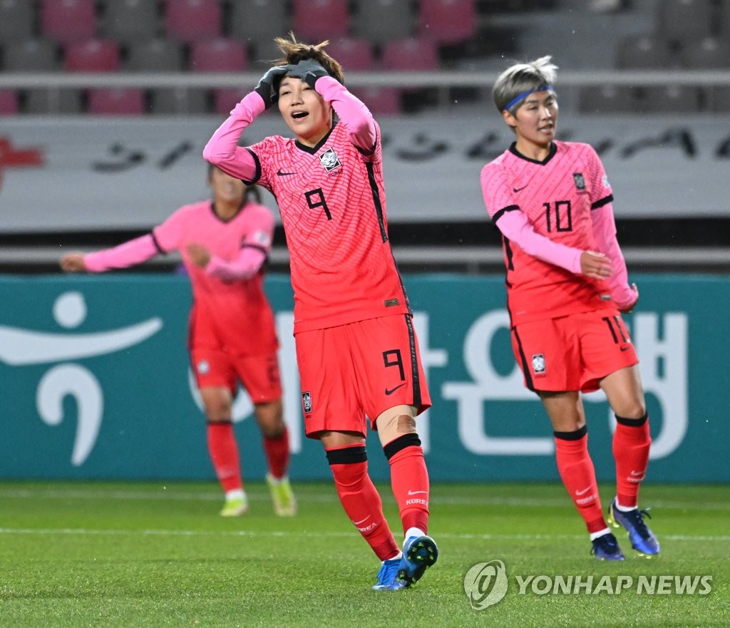 Yeo Min-ji of South Korea (L) reacts to a missed scoring chance against New Zealand during the teams' friendly football match at Goyang Stadium in Goyang, Gyeonggi Province, on Nov. 30, 2021. (Yonhap)