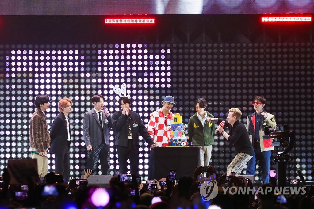BTS, 미 아이하트라디오 '2021 징글볼 투어' 개막 무대 출연