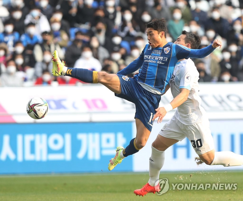 Lee Dong-jun of Ulsan Hyundai FC (L) attempts a shot against Daegu FC during the clubs' K League 1 match at Munsu Football Stadium in Ulsan, some 415 kilometers southeast of Seoul, on Dec. 5, 2021. (Yonhap)