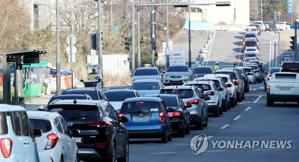 차량 몰린 인천 드라이브 스루 선별검사소