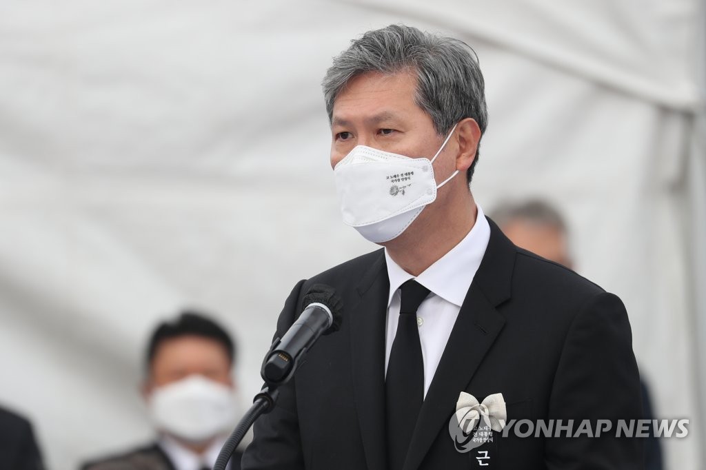 This file photo taken on Dec. 9, 2021, shows Roh Jae-heon, the son of former President Roh Tae-woo, during a burial ceremony for his father in Paju, north of Seoul. (Yonhap)
