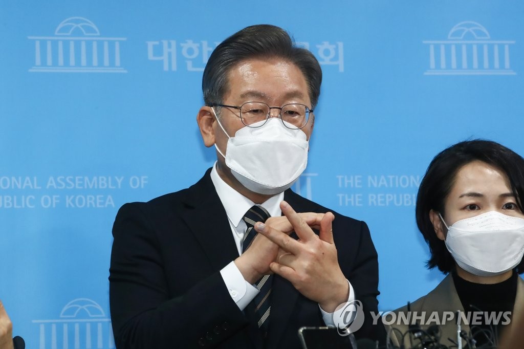 Lee Jae-myung, the presidential candidate of the ruling Democratic Party, speaks at a press conference at the National Assembly in Seoul on Dec. 9, 2021. (Pool photo) (Yonhap)