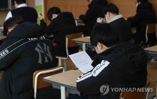 작년 수능 성적통지일 한 고등학교의 모습 [연합뉴스 자료사진]
