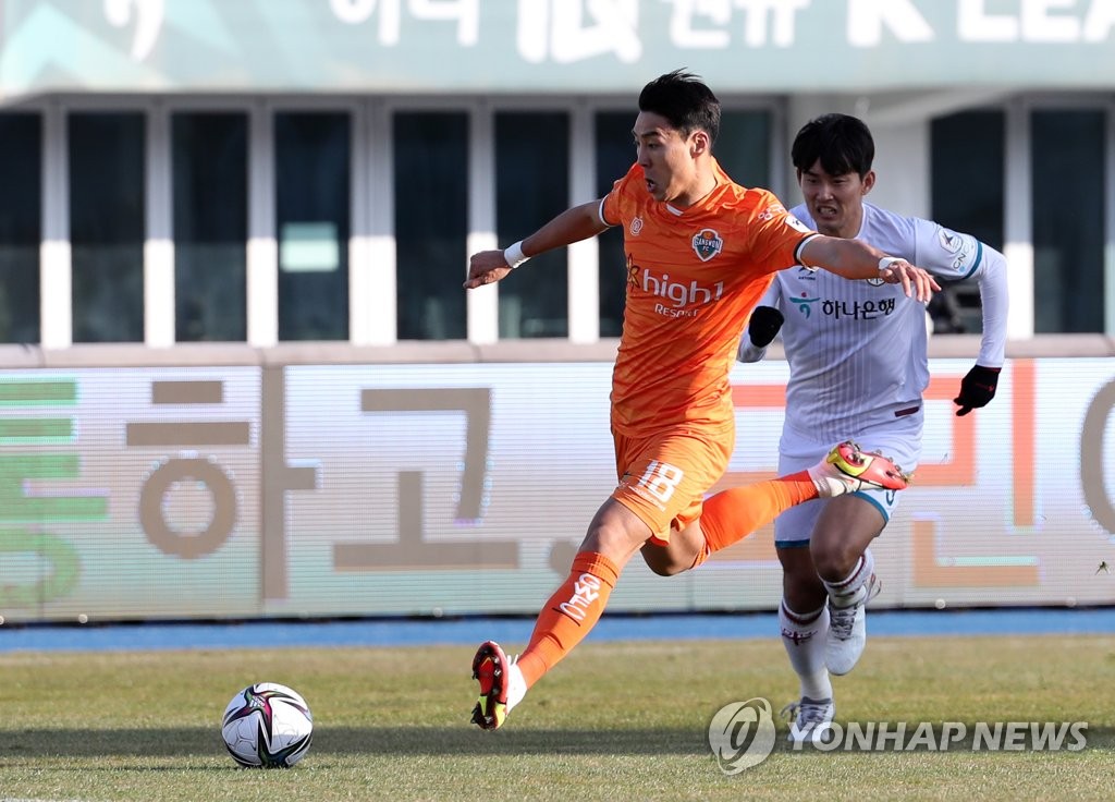이정협(왼쪽) 경기 모습