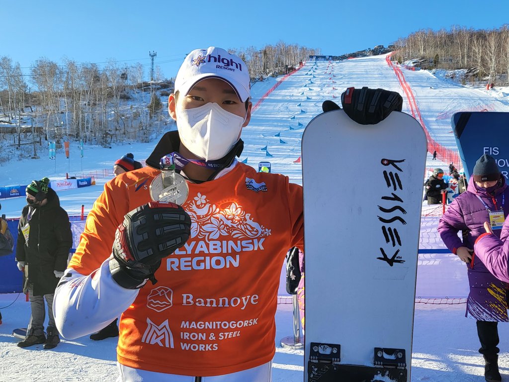 South Korean alpine snowboarder Lee Sang-ho holds up his silver medal from the men's parallel slalom at the International Ski Federation Snowboard World Cup in Cortina Bannoye, Russia, on Dec. 11, 2021, in this photo provided by the Korea Ski Association. (PHOTO NOT FOR SALE) (Yonhap)