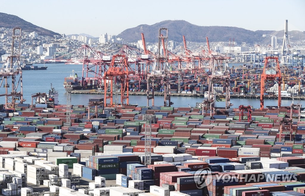 Des conteneurs dans un port de Busan, le lundi 13 décembre 2021. Le Service des douanes coréennes (KCS) a rapporté que le volume des exportations sur les 10 premiers mois de cette année a été de 19,5 milliards de dollars, marquant une hausse annuelle de 20,4%. 