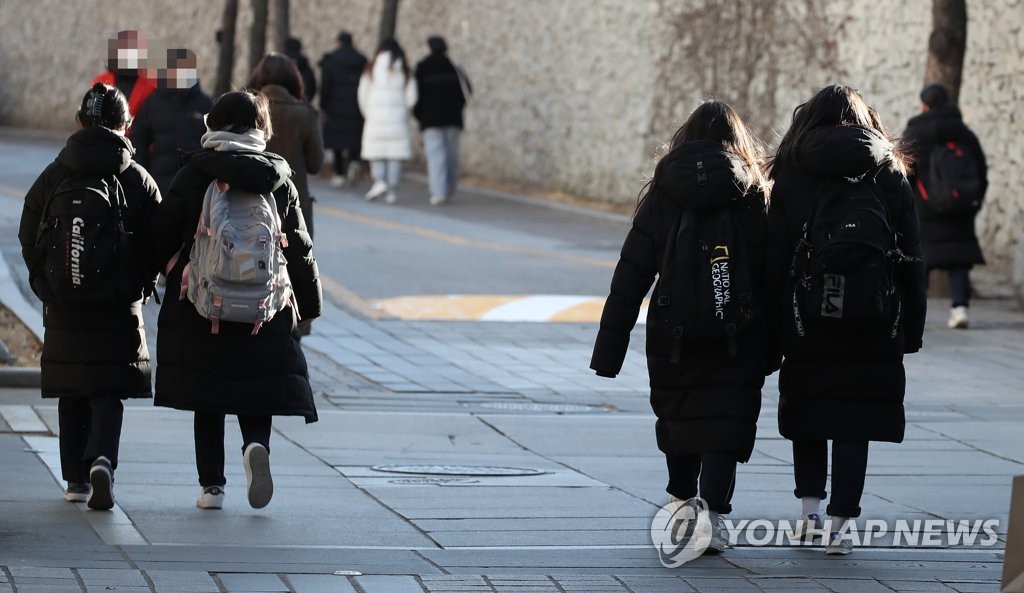 서울 시내 한 중학교 학생들이 하교하는 모습
