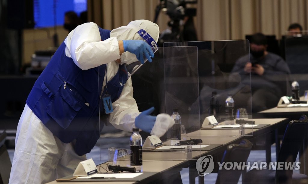 كوريا الجنوبية تعود إلى تشديد الإجراءات الصحية لمكافحة كورونا - 2