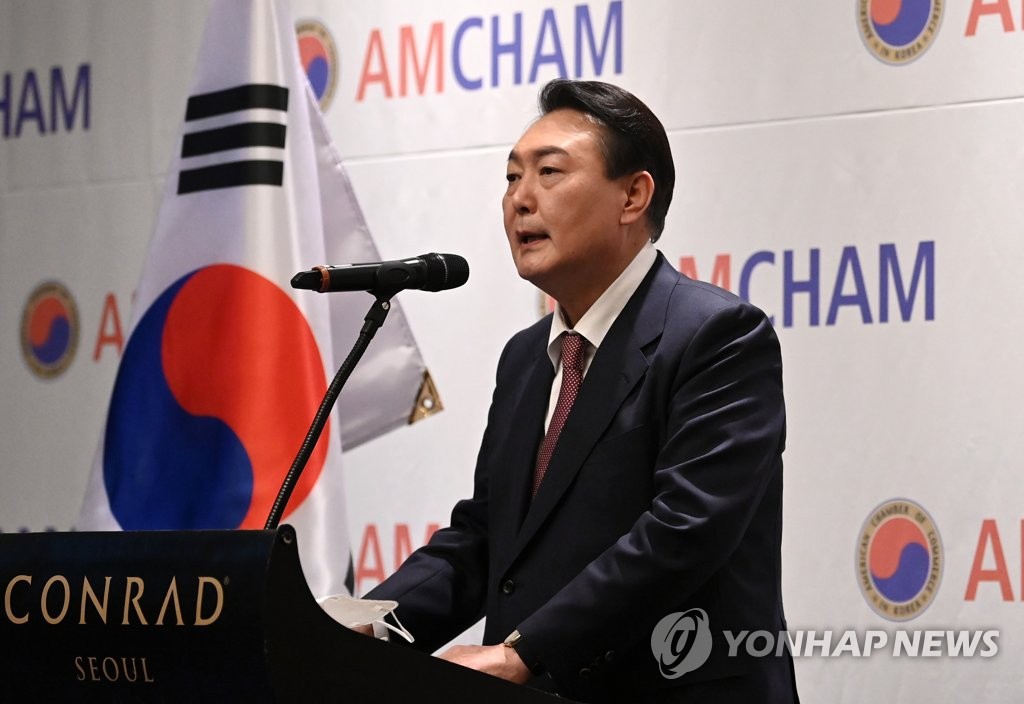 Yoon Suk-yeol, the presidential candidate of the main opposition People Power Party (PPP), speaks at an event hosted by the American Chamber of Commerce in South Korea (AMCHAM) at a Seoul hotel on Dec. 28, 2021. (Pool photo) (Yonhap)