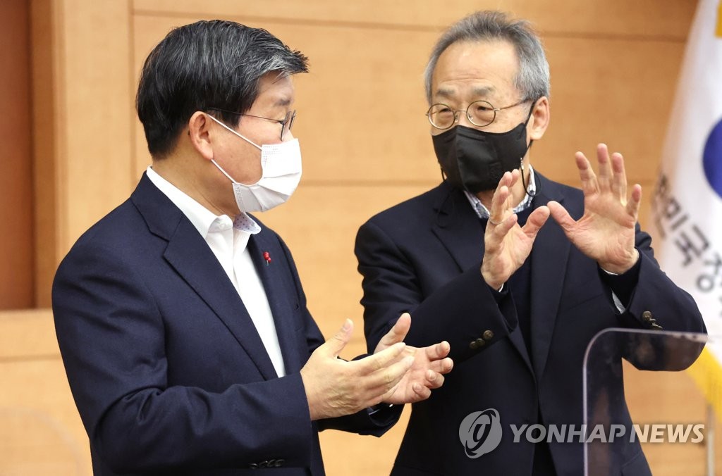 대화하는 최재천 민간위원장과 전해철 장관