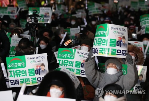 박근혜 특사 맞춰 병원 앞 지지자들 북적…폭죽 쏘고 눈물(종합)