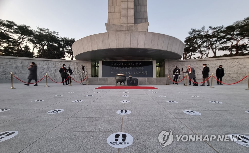 Social distancing signs are marked in front of Seoul National Cemetery on Jan. 1, 2021. (Yonhap)