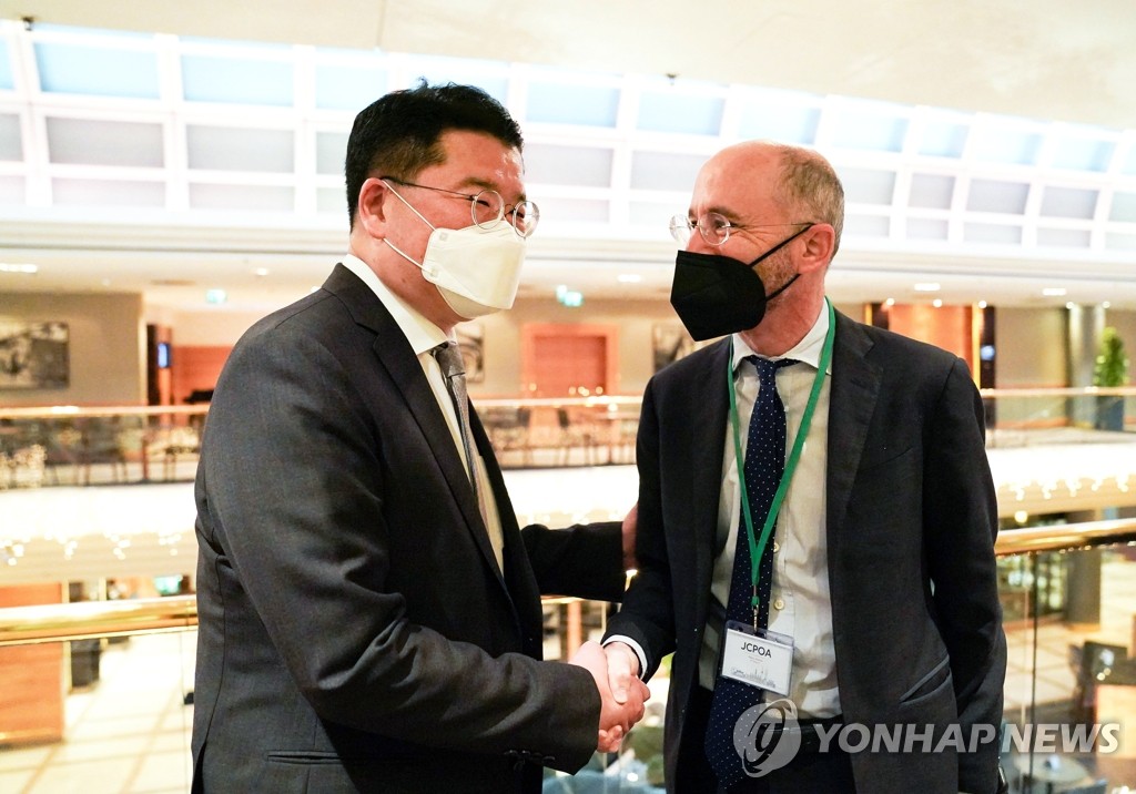 First Vice Foreign Minister Choi Jong-kun (L) shakes hands with the U.S. Special Envoy for Iran Robert Malley during their meeting in Vienna, in this photo provided by South Korea's foreign ministry on Jan. 6, 2022. (PHOTO NOT FOR SALE) (Yonhap)