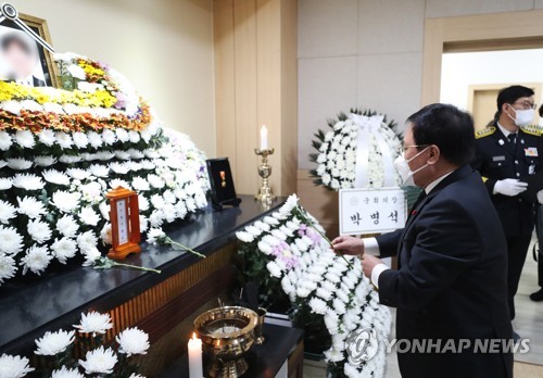 Le chef du cabinet présidentiel You Young-min dépose une fleur devant la chapelle ardente d'un des trois pompiers qui est décédé lors d'un combat contre l'incendie sur le chantier de construction d'un entrepôt frigorifique à Pyeongtaek, dans la province du Gyeonggi, à 70km au sud de Séoul, le vendredi 7 janvier 2021. (Pool photo) 