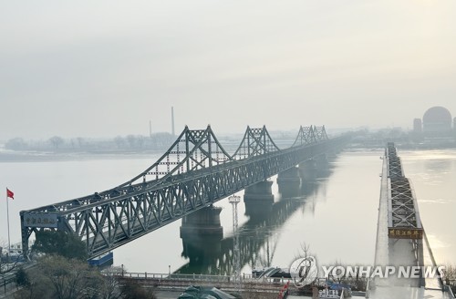 (LEAD) Un train de marchandises nord-coréen arrive à Dandong en Chine
