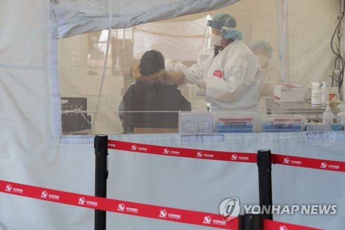 부산 오미크론 지역감염 폭증, 코로나19 검사 받는 시민들