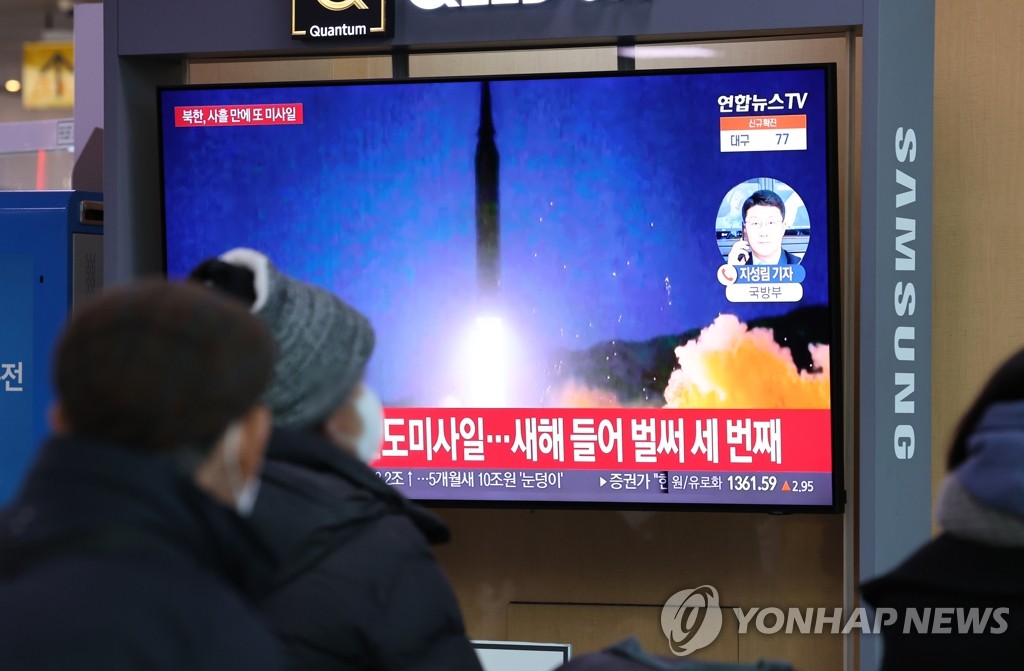 People watch news on North Korea's launch of two alleged short-range ballistic missiles into the East Sea at Seoul Station in Seoul on Jan. 14, 2022. The missiles were fired from North Pyongan Province bordering China earlier in the day, according to the Joint Chiefs of Staff. (Yonhap)