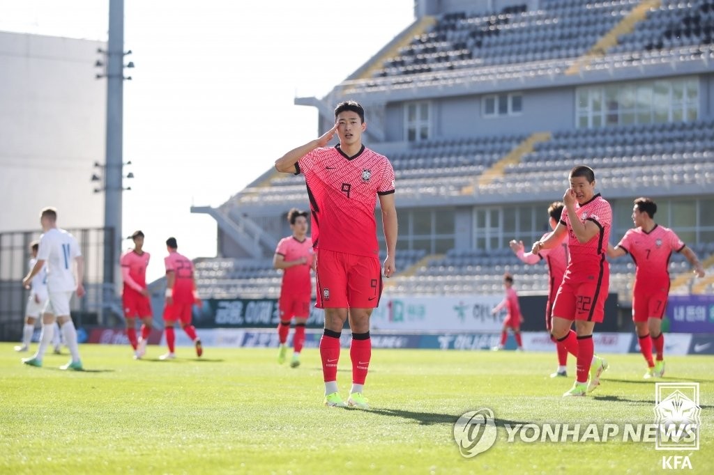 Cho Gue-sung of South Korea (C) celebrates his goal against Iceland in the teams' friendly football match at Mardan Sports Complex in Antalya, Turkey, on Jan. 15, 2022, in this photo provided by the Korea Football Association. (PHOTO NOT FOR SALE) (Yonhap)