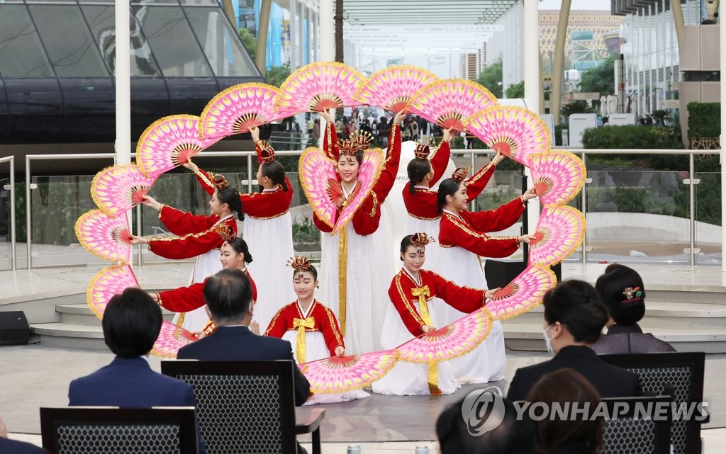 두바이 엑스포 한국의날 부채춤 공연 관람하는 문재인 대통령