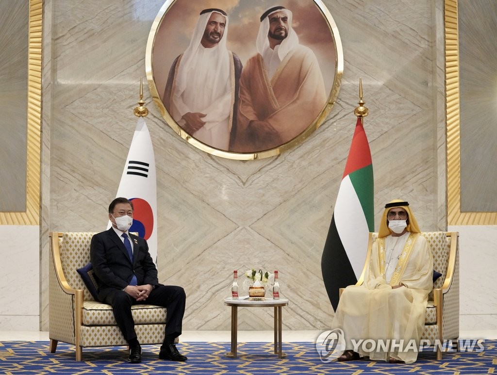 El presidente surcoreano, Moon Jae-in (izda.), y el primer ministro de los Emiratos Árabes Unidos (EAU), Sheikh Mohamed bin Rashid Al Maktoum, celebran unos diálogos, el 16 de enero de 2022 (hora local), en la Expo Mundial, celebrada en Dubái.