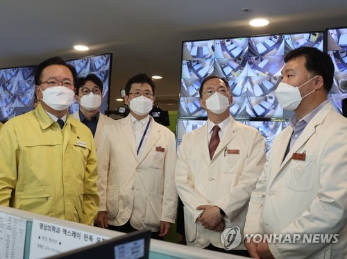 韓国首相　コロナ飲み薬使用現場へ