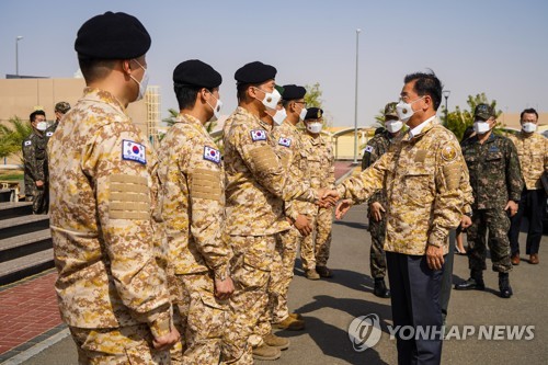 En la foto, proporcionada por la unidad surcoreana Akh, el ministro de Asuntos Exteriores surcoreano, Chung Eui-yong (dcha.), estrecha la mano de un miembro de la unidad, el 17 de enero de 2022 (hora local), en los EAU. (Prohibida su reventa y archivo)