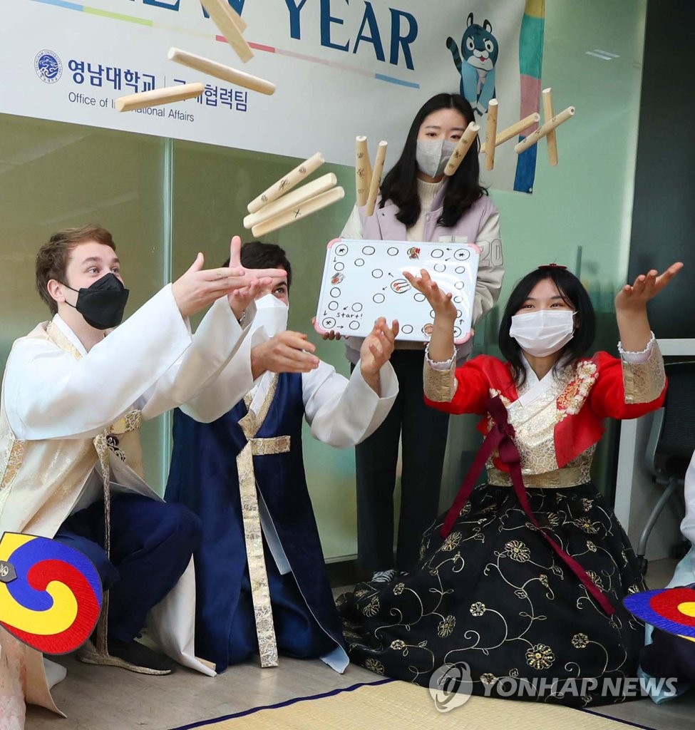 Foreign students play Korean game