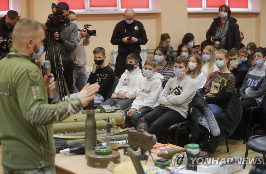 러시아 침공 위협 속 군용물품 안전교육 받는 우크라 고교생들