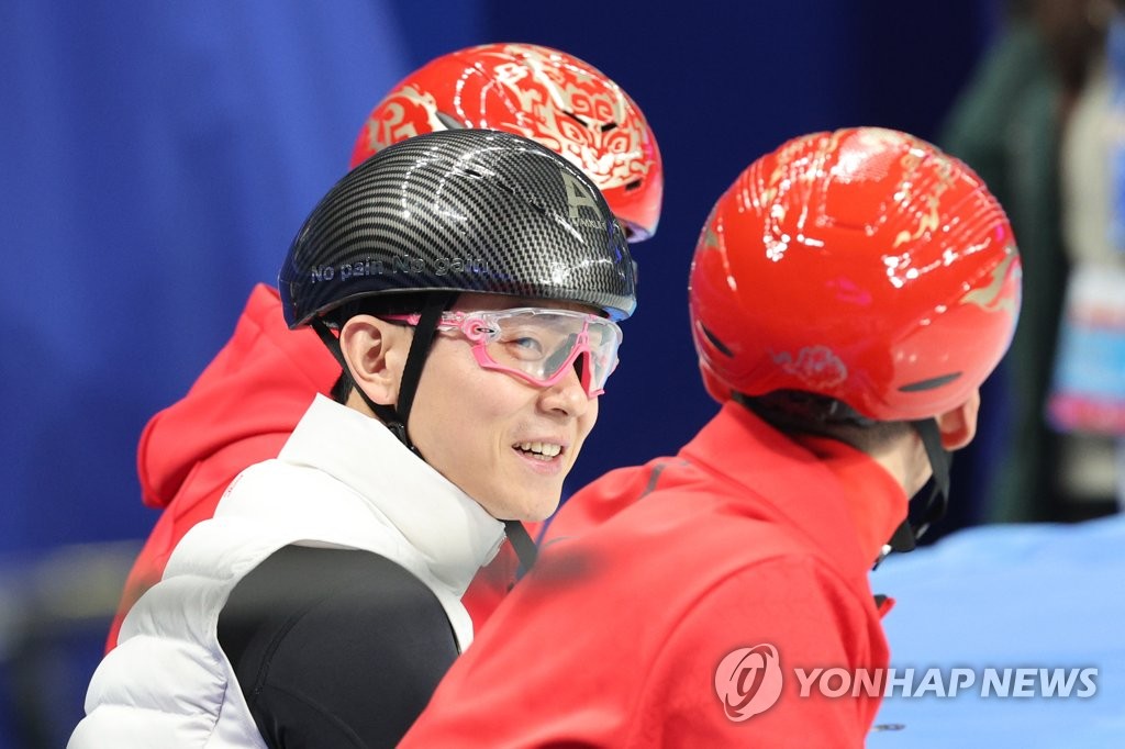 Victor An (C), the South Korean-born Russian coach of the Chinese national short track speed skating team, speaks with his athletes at Capital Indoor Stadium in Beijing on Jan. 30, 2022. (Yonhap)