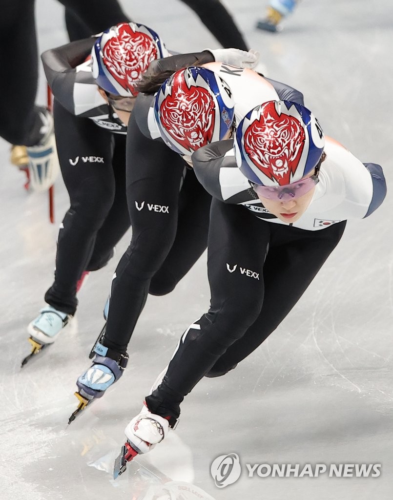 South Korean short track speed skaters Choi Min-jeong, Lee Yu-bein and Seo Whi-min (R to L) train at Capital Indoor Stadium in Beijing on Jan. 31, 2022, in preparation for the 2022 Beijing Winter Olympics. (Yonhap)