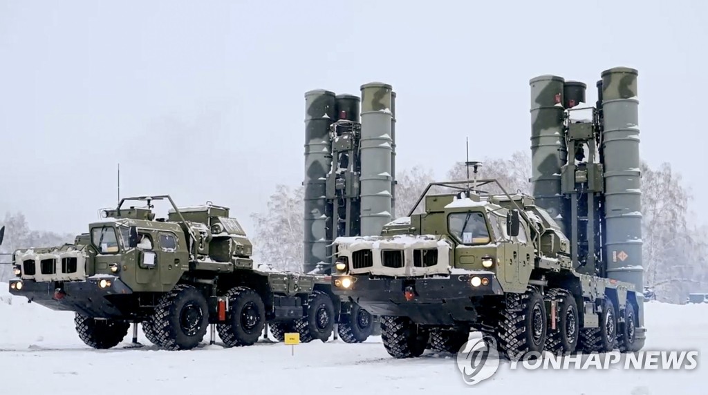 '우크라 사태' 속 지대공 미사일 기동 훈련하는 러시아군