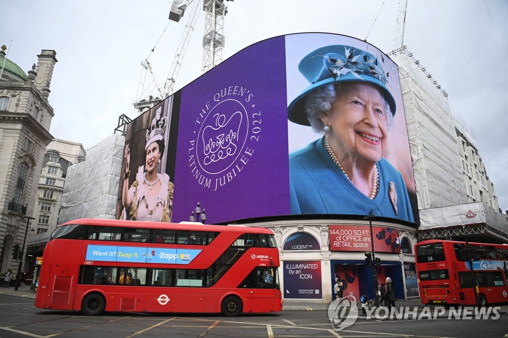 영 여왕 즉위 70주년 축하하는 런던 옥외 스크린