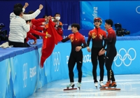 [올림픽] 중국 쇼트트랙 선수들, 비디오 판정에 황당한 '북치기 세리머니'
