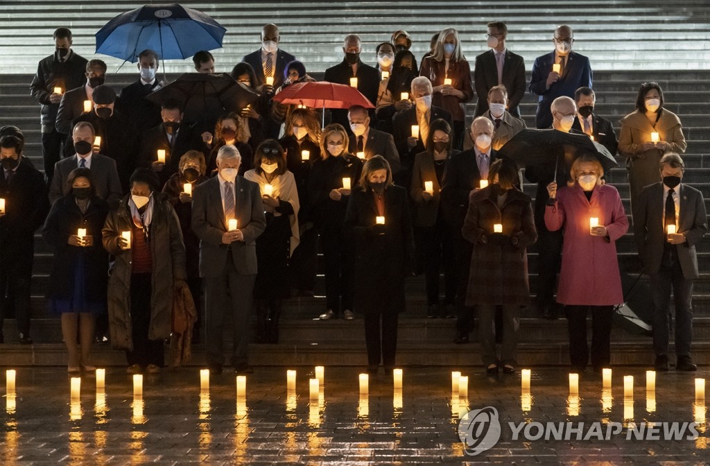 '코로나 사망자 90만명' 추모 촛불 밝히는 미 의원들