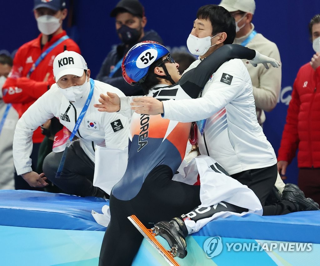 (أولمبياد بكين) الرئيس مون يهنئ هوانغ على فوزه بالميدالية الذهبية في مضمار سباق 1500 متر رجال - 5