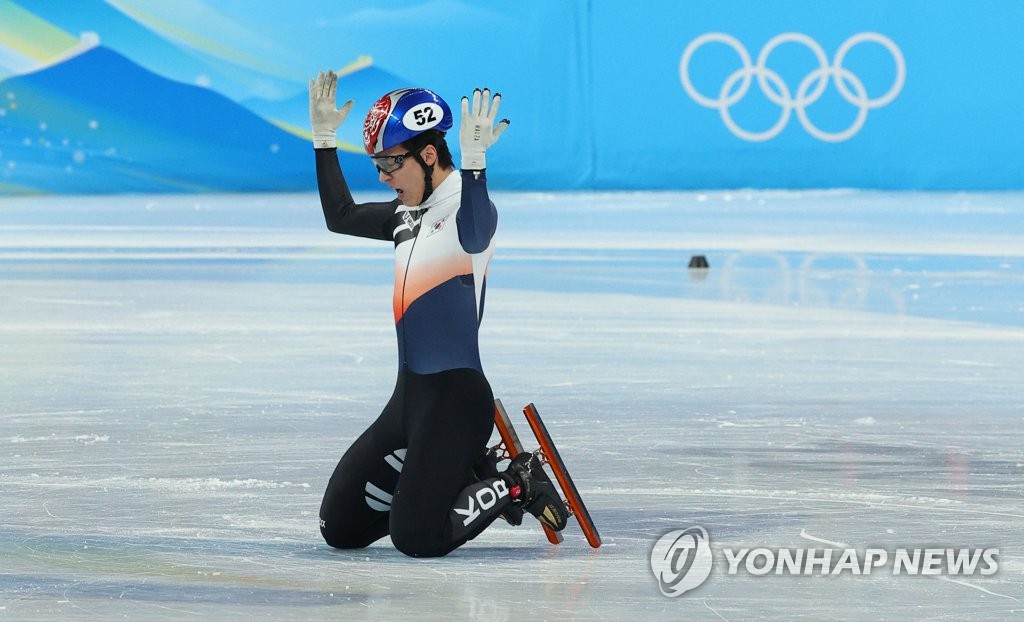 (أولمبياد بكين) المتزلج "هوانغ" يفوز بالذهبية في سباق 1,500 متر متغلبا على الجدل في سباق 1,000 متر - 2