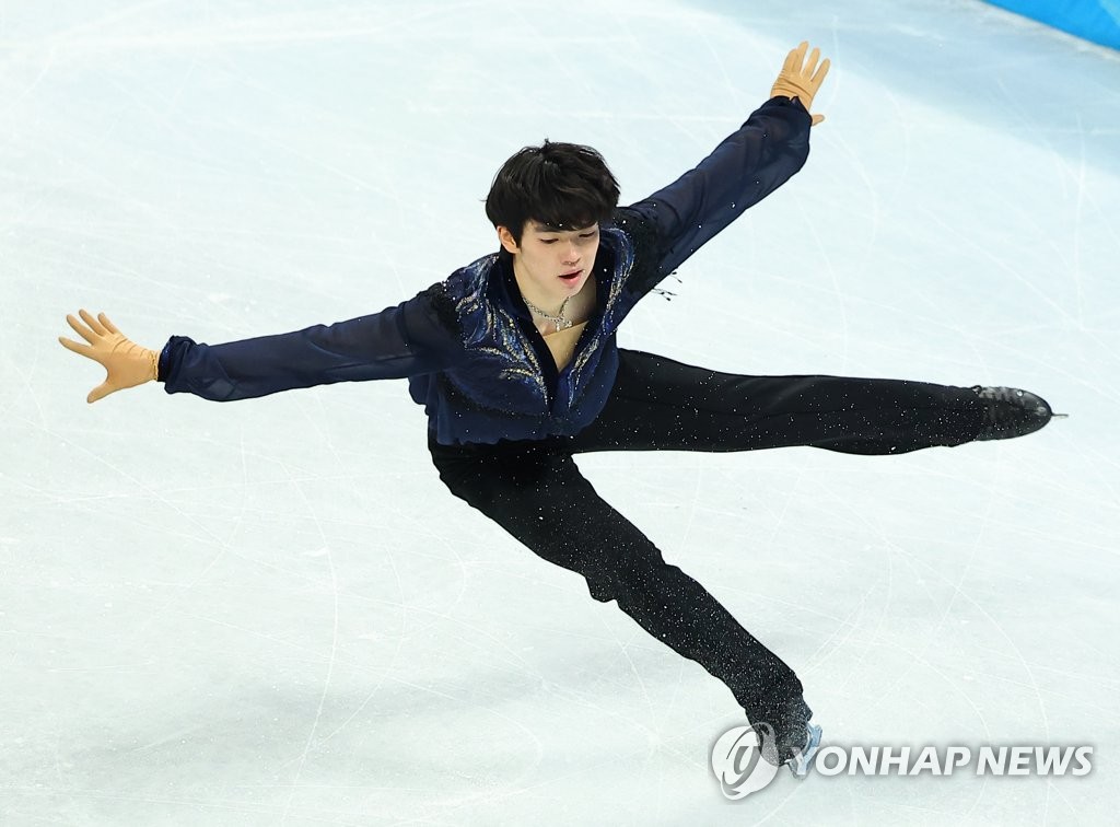Cha Jun-hwan of South Korea performs his free skate in the men's singles figure skating competition at the Beijing Winter Olympics at Capital Indoor Stadium in Beijing, in the Feb. 10, 2022, file photo. (Yonhap)