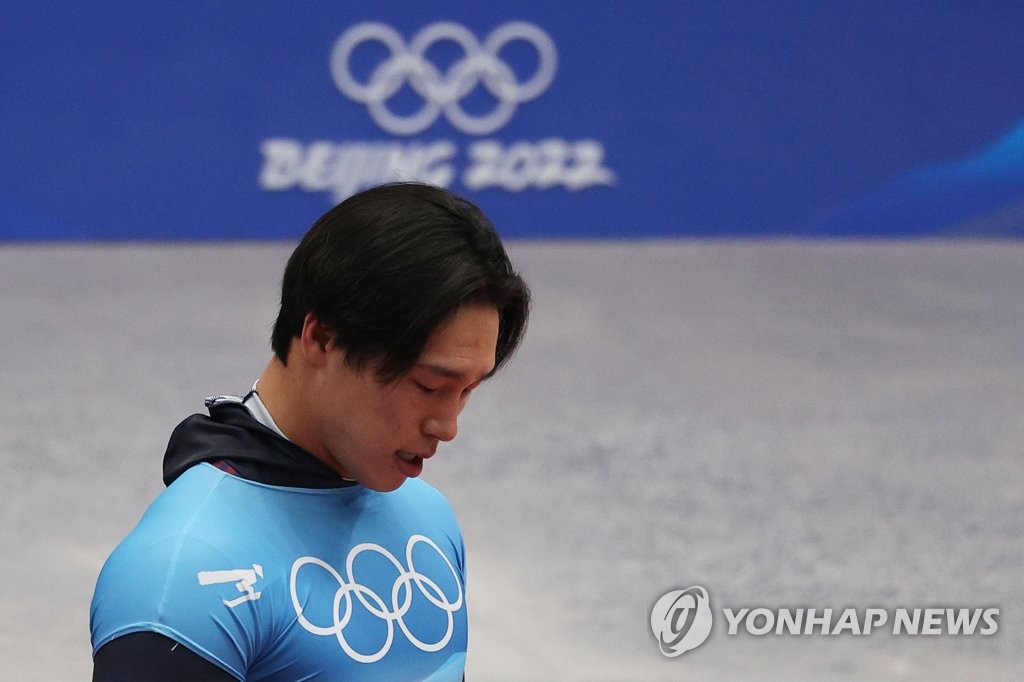 Yun Sung-bin, de Corea del Sur, abandona la pista tras completar su cuarta carrera en la prueba masculina de "skeleton" en los Juegos Olímpicos de Invierno de Pekín 2022, disputada, el 11 de febrero de 2022, en el Centro Nacional de Deslizamiento de Yanqing, en el distrito de Yanqing, en el noroeste de Pekín.