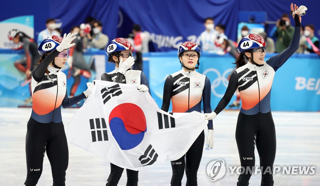 (جديد) كوريا الجنوبية تفوز بميدالية فضية في سباق التتابع في التزلج السريع 3000 متر للسيدات - 1