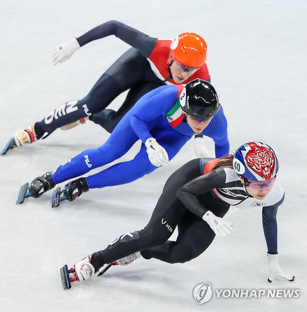 الرئيس مون يهنئ المتزلجة تشوي مين-جونغ بفوزها بالميدالية الذهبية في أولمبياد بكين - 3