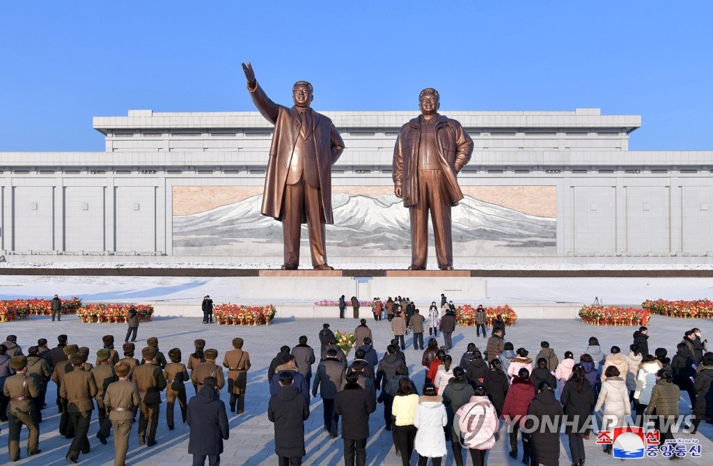 북한 주민들과 군인들, 김일성·김정일 동상에 헌화