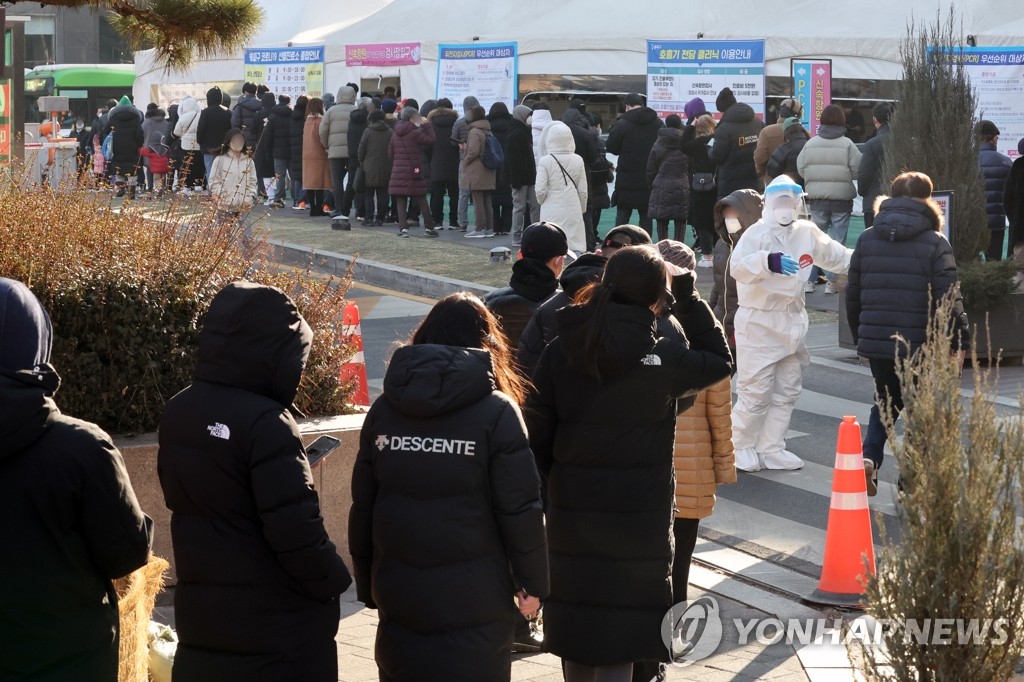 ソウル市内の保健所に設置された検査所で順番を待つ人々＝１８日、ソウル（聯合ニュース）