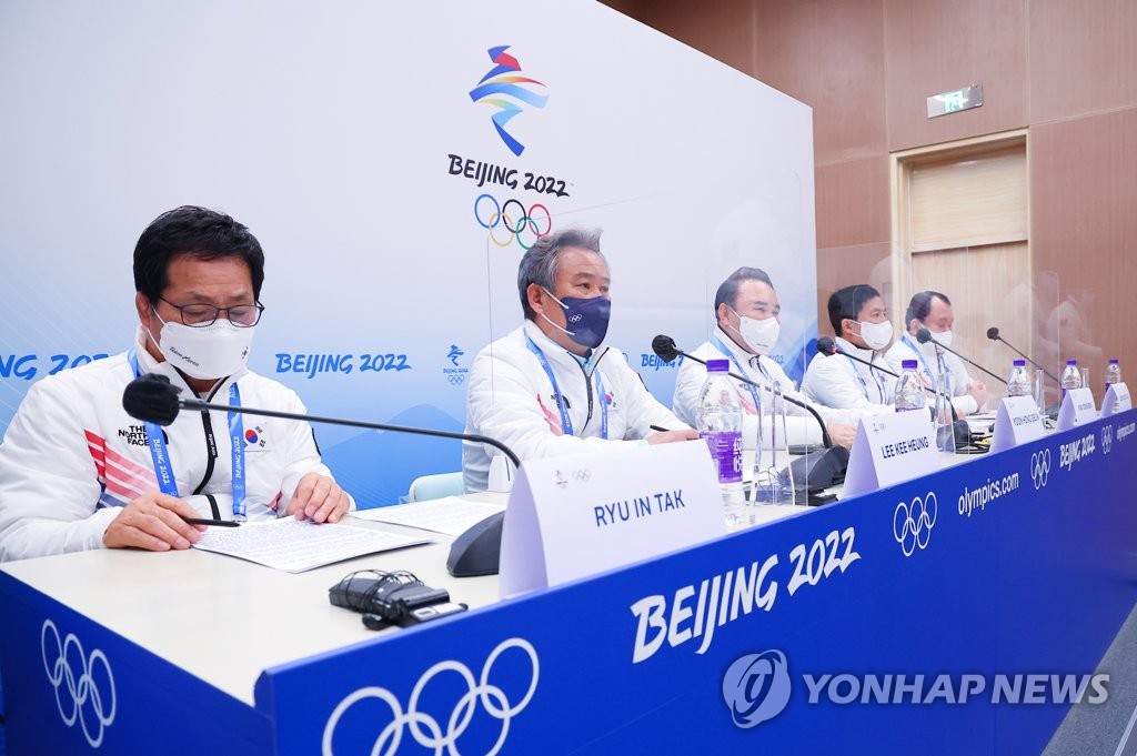 El presidente del KSOC, Lee Kee-heung (segundo por la izda.), habla en una conferencia de prensa celebrada, el 20 de febrero de 2022, en el Centro de Prensa Principal para los Juegos Olímpicos de Invierno de Pekín.